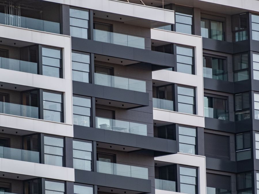 Torre residencial de varios niveles con balcones, del tipo que se administra en régimen de propiedad horizontal
