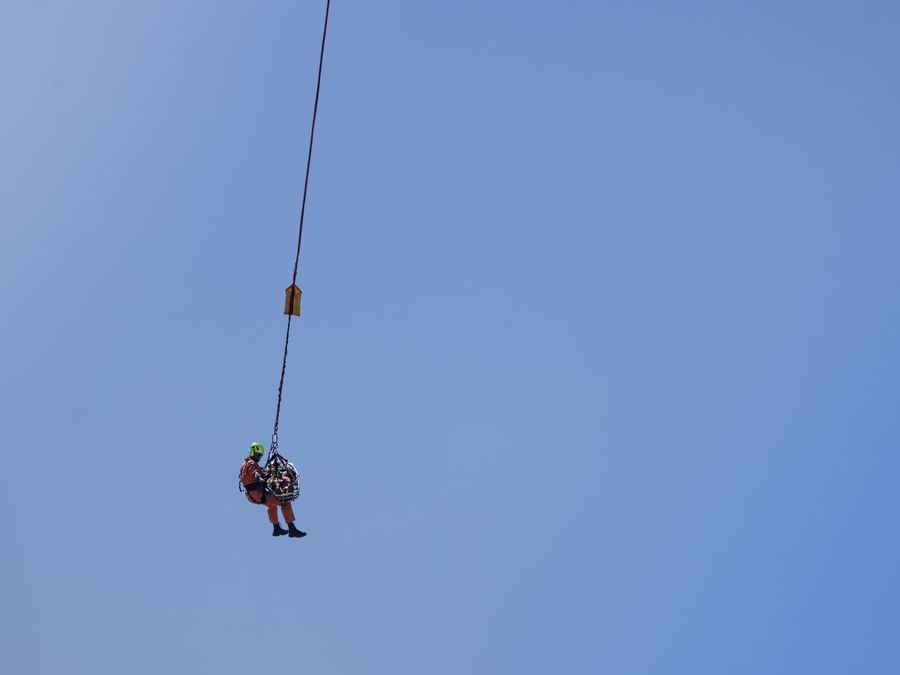 Técnico suspendido por cuerda durante una maniobra de trabajo en altura