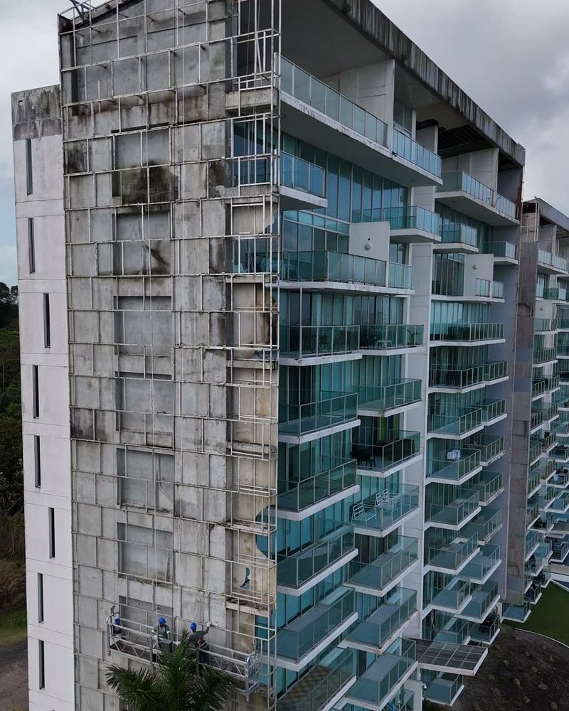 Cuadrilla de Meli Services Group trabajando desde guindola sobre la fachada de un edificio en restauración