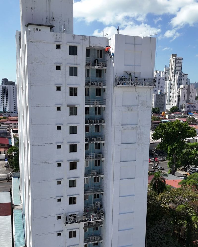 Técnico de Meli Services Group descendiendo por cuerdas sobre la fachada de una torre en Ciudad de Panamá
